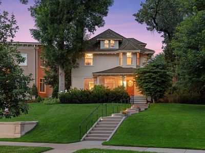 2225 E Lake Of The Isles Pkwy