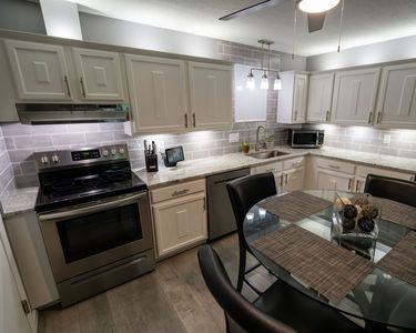 6 Autumn Leaf Dr APT 18