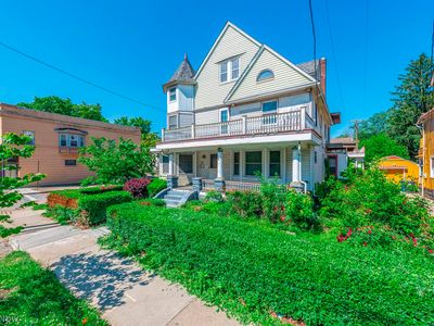 1896 W 65th St