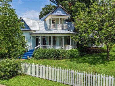 702 E Main St
