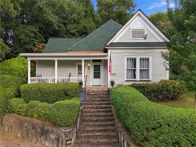 863 Lake Ave NE