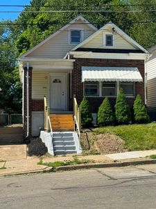 242 E 32nd St