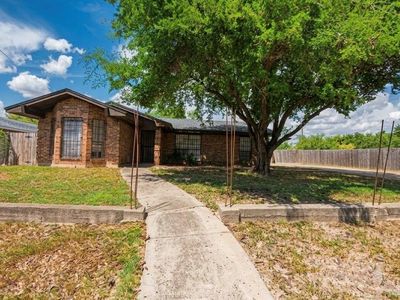 114 W La Quinta Dr