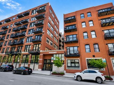 226 N Clinton St APT 721