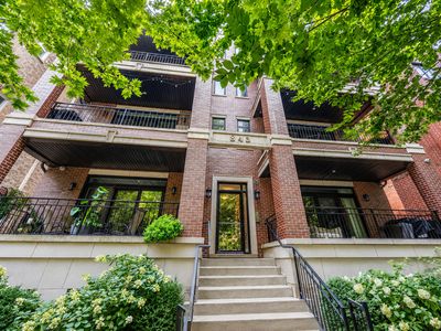 843 W Buckingham Pl #4E