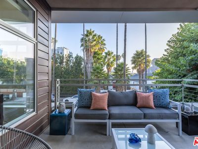 6001 Carlton Way APT 201