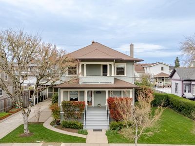 821 6th Ave SW