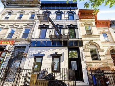 384 Chauncey St