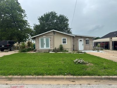 709 Sabine St