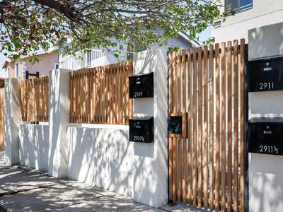 2911 1/2 N Coolidge Ave