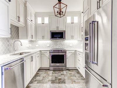 54 Rainey St APT 706