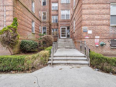 2552 E 7th St APT 2J