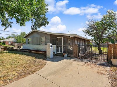 902 S Royal Rd
