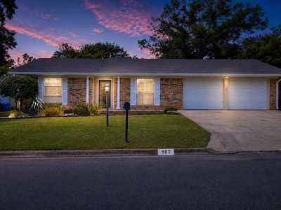 907 Lake Dr