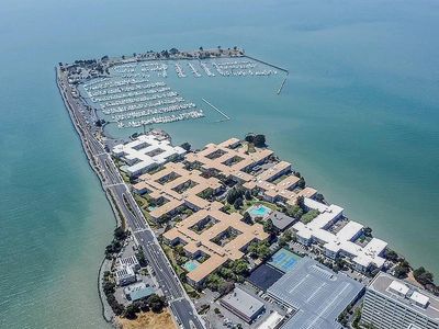 4 Commodore Dr #D438