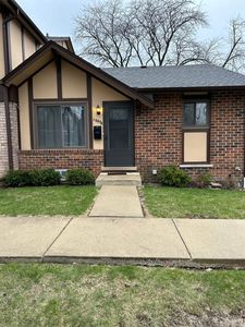 1S272 Stratford Ln