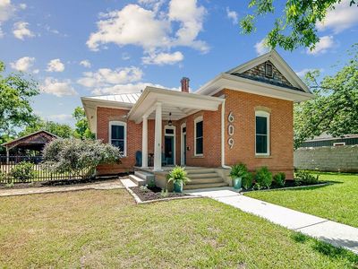 609 W Austin St