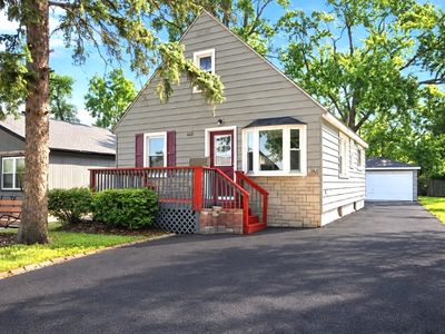 1621 Round Lake Dr