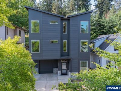 1884 Cousteau Loop SE