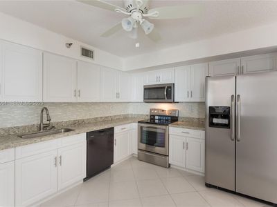 3500 Mystic Pointe Dr APT 2202