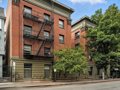 2109 NW Irving St UNIT 211