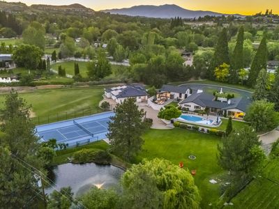 1850 View Crest Dr