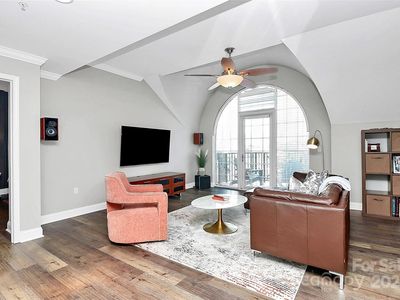 300 W 5th St APT 644