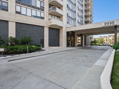 3930 N Pine Grove Ave APT 2010