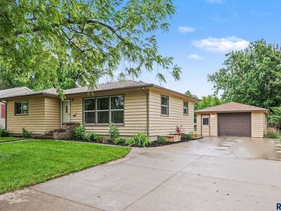 712 N Summit Ave