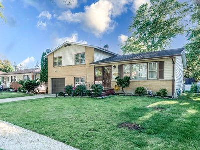 Property at 1408 S Fern Dr, Mount Prospect, IL