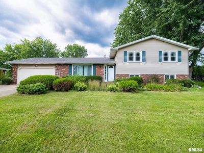 Property at 17 Winged Foot Dr, Pekin, IL