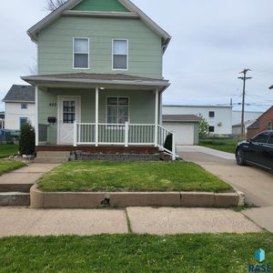 922 W 12th St