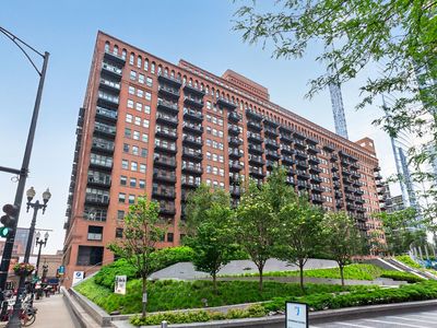 165 N Canal St APT 1419