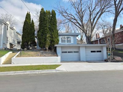 712 Maple St W