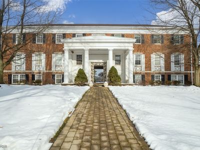 19801 Van Aken Blvd #F109