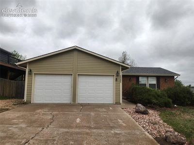 2305 Distinctive Dr