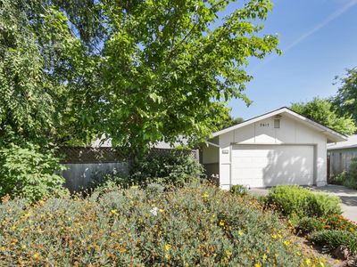 2617 Loyola Dr