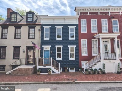 11 1/2 College Ave