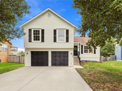 Property at 718 Shiloh Dr, Raymore, MO