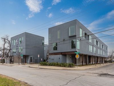 707 W Commerce St