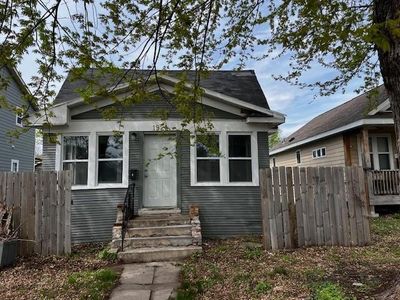 1921 Queen Ave N