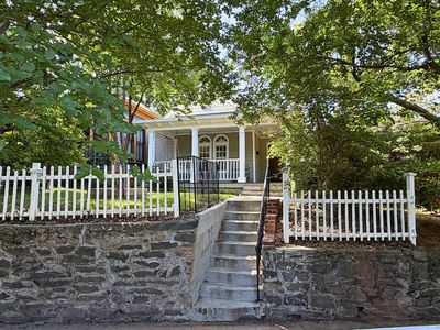 563 Auburn Ave NE
