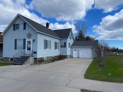 711 River St