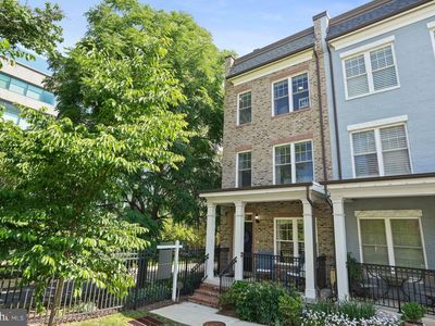 512 Regent Pl NE
