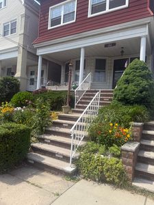 121 W 6th St