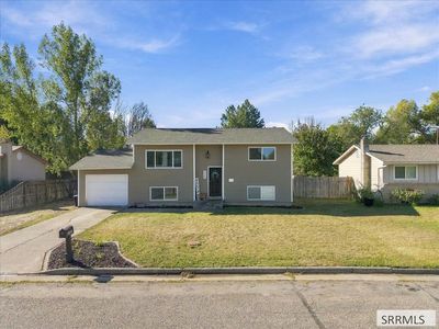 3360 E Circle South Dr