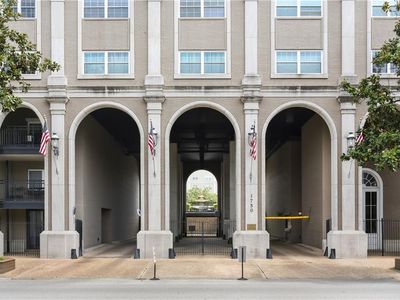 1750 Saint Charles Ave APT 615