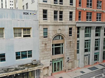 111 E Flagler St APT 902