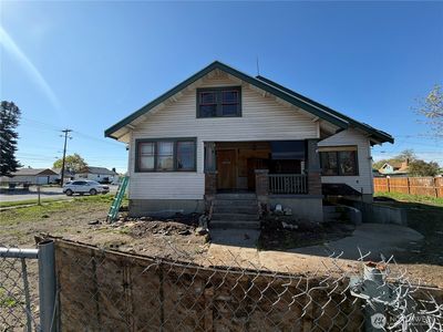 2822 E WELLESLEY Avenue