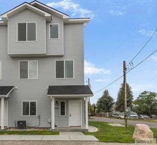 676 E Court St #101